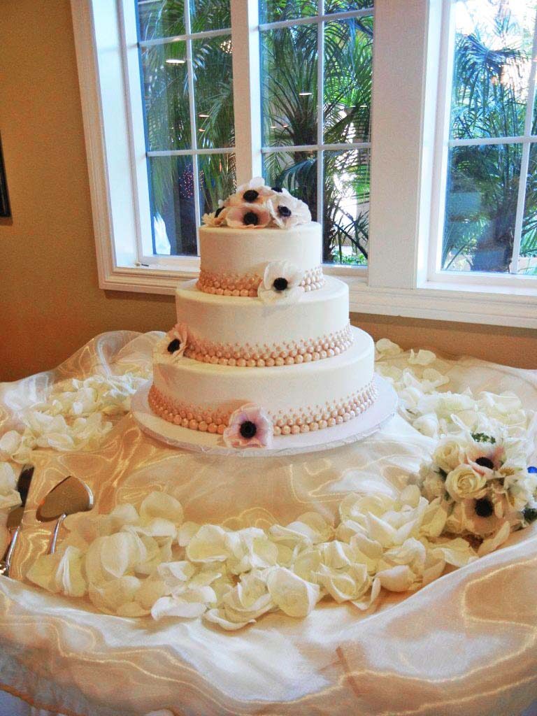 Wedding Cakes by Creative Cakes | The Villa
